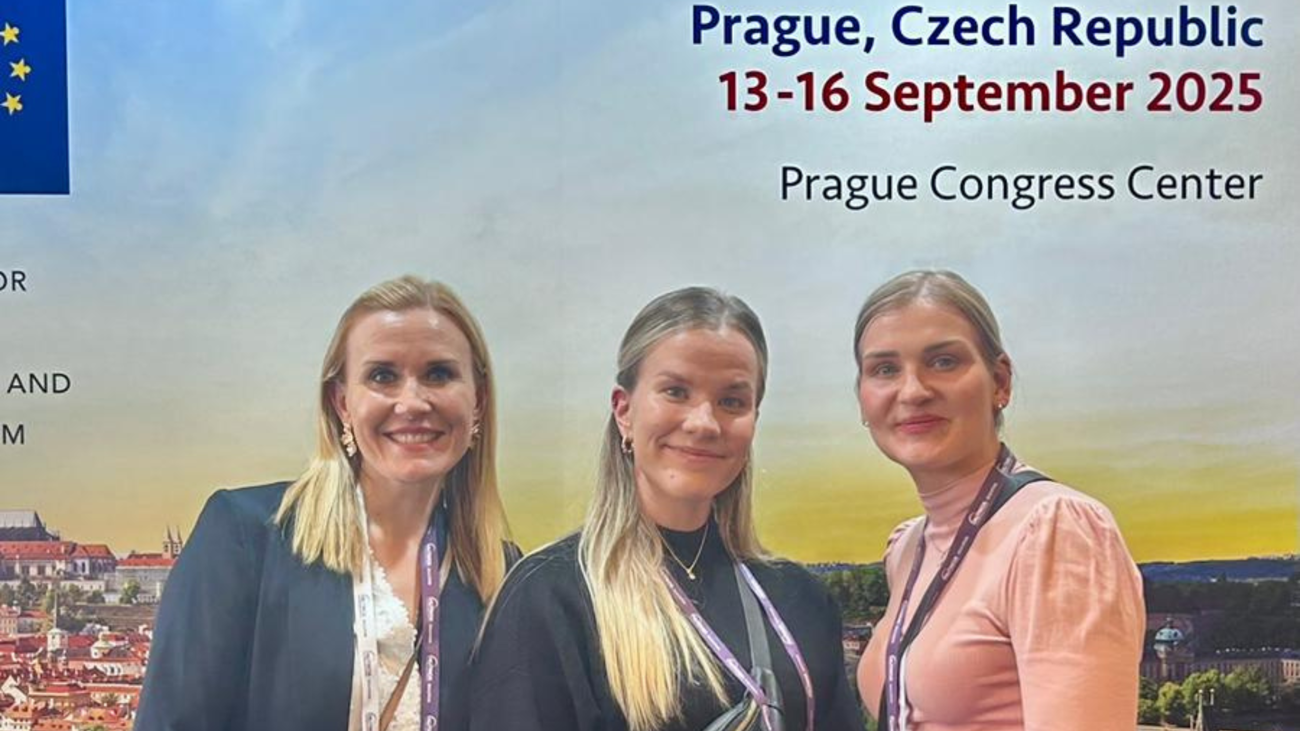 Digital Marketing (9) Ravitsemuksen 3 tutkijaa seisovat yhdessä Espenin kyltin edessä.